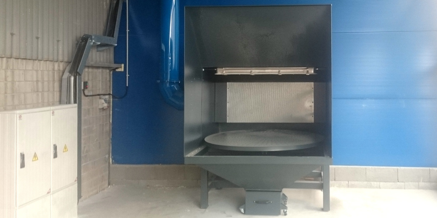 METALLIZING BOOTH WITH ROTARY TABLE