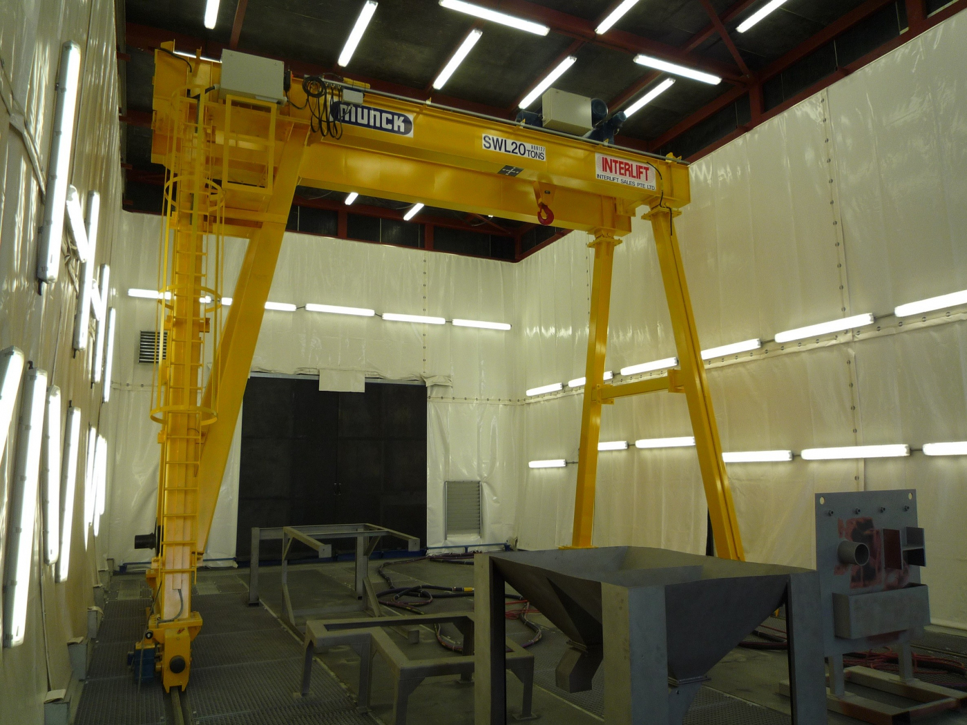 INTEGRATED BLASTING AND PAINTING BOX 15 X 9 X 8 M