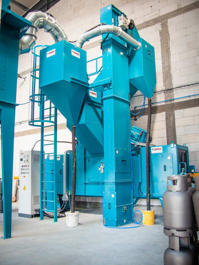 Continuous blasting machines with inclined diagonal mounted rollers