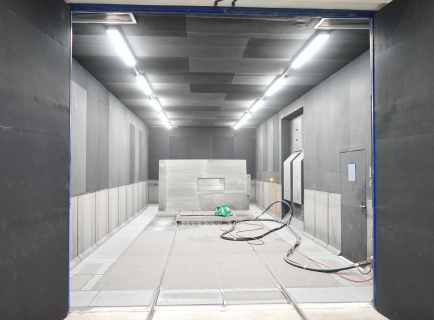 VESTAVĚNÝ TRYSKACÍ BOX 13 X 5 X 3,6M S OBVODOVÝM PODLAHOVÝM SBĚREM
