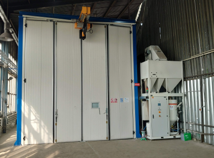 PRŮBĚŽNÝ TRYSKACÍ BOX 10 X 5 X 5 M S OBVODOVÝM PODLAHOVÝM SBĚREM A ZÁVĚSNÝMI KOČKAMI