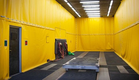 TRYSKACÍ BOX 16 x 5,5 x 4,5 M S CELOPLOŠNÝM PODLAHOVÝM SBĚREM