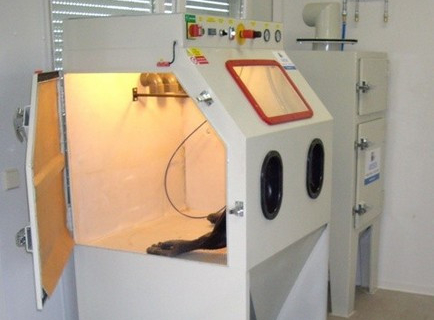 DUKE 9080 A PRESSURE BLAST CABINET